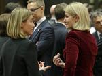 Sanktioner. Statsminister Helle Thorning-Schmidt taler med EU's udenrigschef Federica Mogherini ved mødet i Bruxelles i dag. Thorning mener, at EU skal bibeholde sanktionerne mod Rusland. 