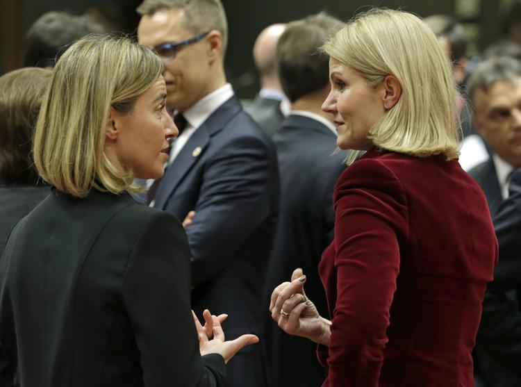 Sanktioner. Statsminister Helle Thorning-Schmidt taler med EU's udenrigschef Federica Mogherini ved mødet i Bruxelles i dag. Thorning mener, at EU skal bibeholde sanktionerne mod Rusland. 