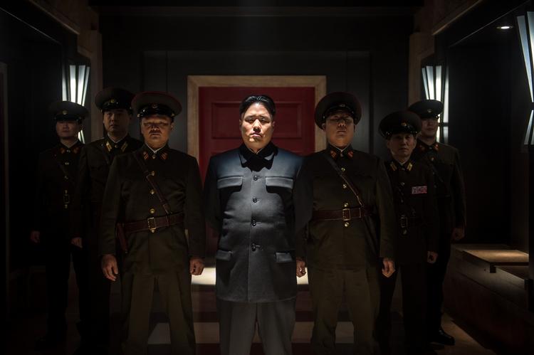 OMDISKUTERET. Billede fra filmen 'The Interview' om to journalisters rejse til Nordkorea og mordet på statslederen Kim Jong-un. 