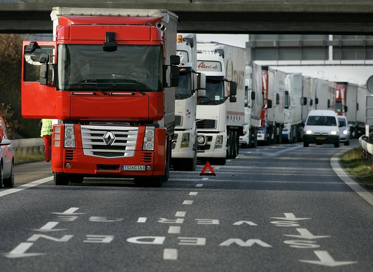 Blokkade. Danske EU-parlamentarikere vil tvinge EU-kommissionen til at prioritere social dumping i transportbranchen. 