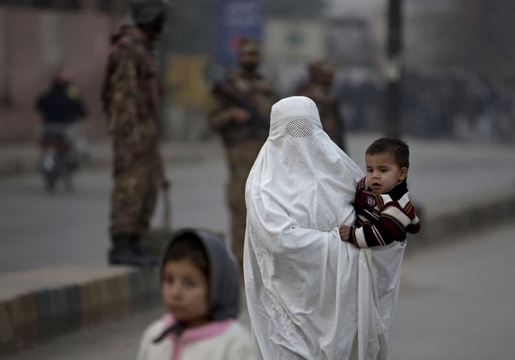 Pakistan. Skolemassakren i Peshawar er gruppen Pakistansk Talebans modreaktion mod de pakistanske angreb i stammeområderne, der også går ud over børn. 