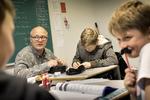 Skoleleder. Jan Bjergskov Larsen lader af og til elever på skolen sidde alene med delvist opsyn af en lærer, der undervisser en anden klasse. 