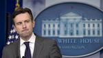 Sammenbidt. Det Hvide Hus' talsmand Josh Earnest kalder de anonyme trusler om et angreb mod biografgængere for et »alvorligt nationalt sikkerhedsanliggende«. 