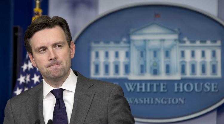 Sammenbidt. Det Hvide Hus' talsmand Josh Earnest kalder de anonyme trusler om et angreb mod biografgængere for et »alvorligt nationalt sikkerhedsanliggende«. 