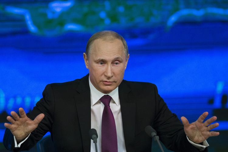 optimist. Ruslands økonomi er hårdt ramt af faldende oliepriser og lav dollarkurs. Vladimir Putin mener dog, at økonomien vil være på fode igen om et par år. 