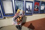 TRUSLER. Biografplakaterne til 'The Interview' fjernes ud for Carmike-biografen i Atlanta i USA efter Sonys beslutning om at aflyse premieren på komedie om Nordkorea. 
