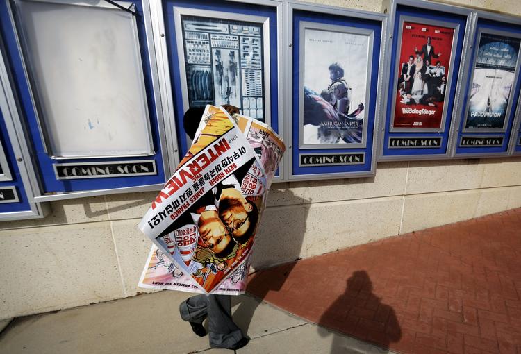 TRUSLER. Biografplakaterne til 'The Interview' fjernes ud for Carmike-biografen i Atlanta i USA efter Sonys beslutning om at aflyse premieren på komedie om Nordkorea. 