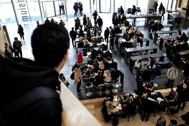 Danmark. Gymnasieelever går langt for en god karakter. Her er det Ørestad Gymnasium, som ikke nævnes i forbindelse med denne artikel. 