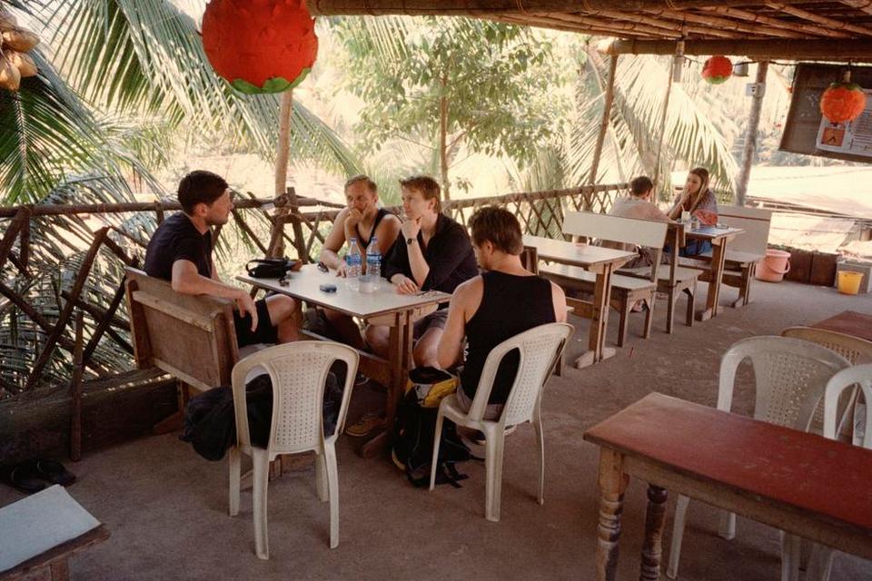 Gokarna, Karnataka. At spise lokalt i Indien er et must. Maden er fantastisk, og de friske krydderier gør det til ægte indisk mad som ikke kan sammenlignes med det, vi får i Danmark. Samosaerne er lækre og koster blot en krone stykket. Også den sydindiske traditionsrige ret, masala dosa, kan varmt anbefales. Det er en form for pandekage med friske kartofler i. 