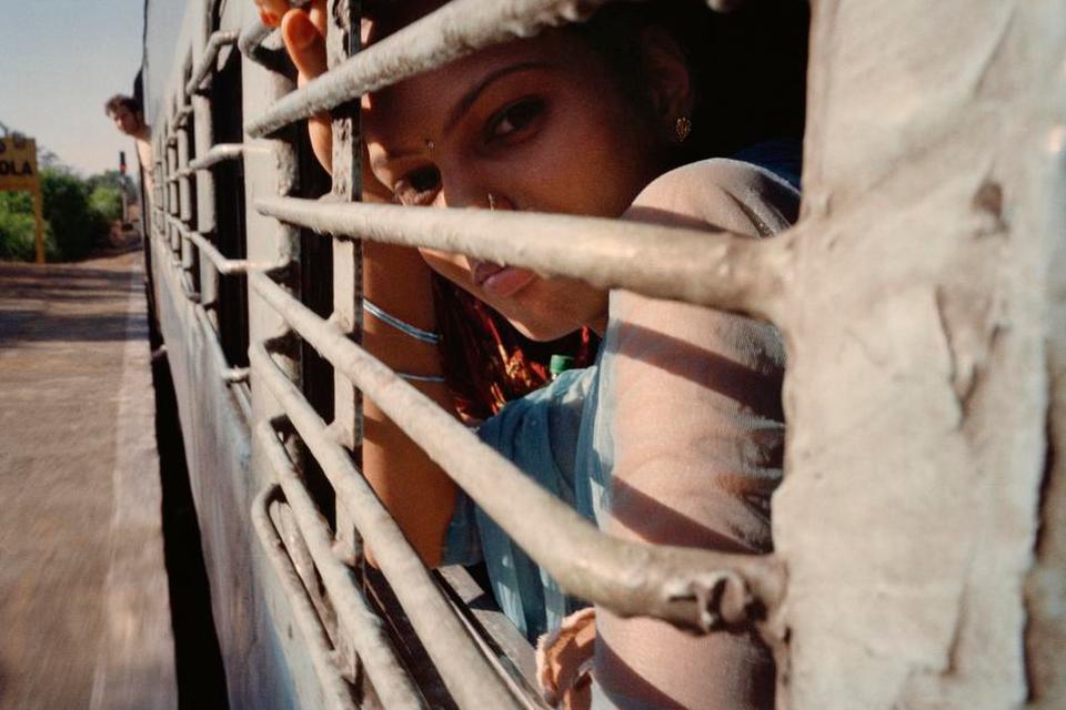 Togtur fra Goa til Gokarna. Når man rejser med toget kan man med stor fordel købe billet til det, der hedder second class sleeper. Det giver muligheden for at rejse sammen med den almindelige inder. De mange timer i toget bringer sammenhold og gør det nemt at falde i snak med lokalbefolkningen. 