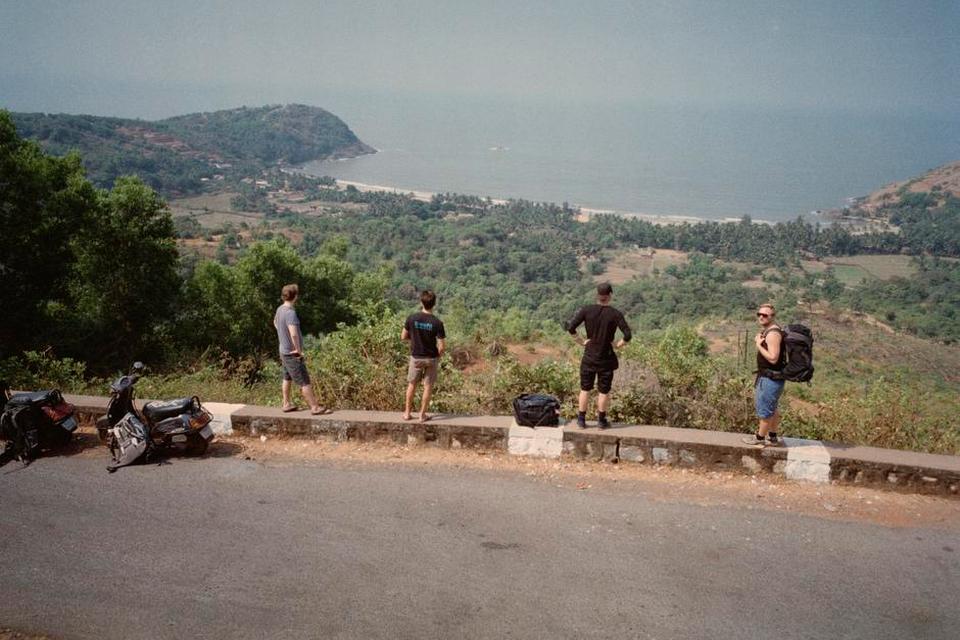 Gokarna, Karnataka. Der ligger tre små strande i området omkring Gokarna. Den mest kendte og mest befærdede af hippier er Om Beach. Ønsker man lidt fred fra frisindet og lejrbål, kan man søge til Kudle Beach, blot fem kilometer derfra. Udsigten over stranden taler for sig selv. 