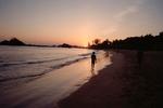 Om Beach, Gokarna, Karnataka. Solen er på vej ned over Om Beach. Ser man stranden for luften, er den formet som det karakteristiske indisk ’Om’-tegn. Det er som tre små strande i én, med hostels og restauranter langs hele promenaden. Stemningen er afslappet med lejrbål på stranden, når mørket falder på. 