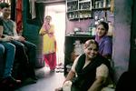 Dharavi, Mumbai, Maharashtra. Kort efter vores ankomst er vi inviteret til chai hos familien Shah, der bor i bydelen Dharavi, Nordasiens største slum med over halvanden million indbyggere. Vi kender familien fra tidligere rejser til Indien, og det er altid spændende og et kæmpe kulturchok at besøge slummen, som er meget langt fra den danske levestandard. De bor fem mennesker på 20 m2. 