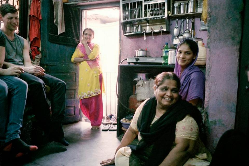 Dharavi, Mumbai, Maharashtra. Kort efter vores ankomst er vi inviteret til chai hos familien Shah, der bor i bydelen Dharavi, Nordasiens største slum med over halvanden million indbyggere. Vi kender familien fra tidligere rejser til Indien, og det er altid spændende og et kæmpe kulturchok at besøge slummen, som er meget langt fra den danske levestandard. De bor fem mennesker på 20 m2. 