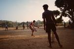 Gokarna, Karnataka. Solnedgang er i Indien lig med kricket. Landets nationalsport dyrkes overalt, hvor der er en tom plads eller en ubenyttet mark. Mange steder bruges spillet som en form for siesta. Når temperaturen falder, og solen er til at holde ud at dyrke sport i, kommer battene frem, og boldene bliver smidt. 
