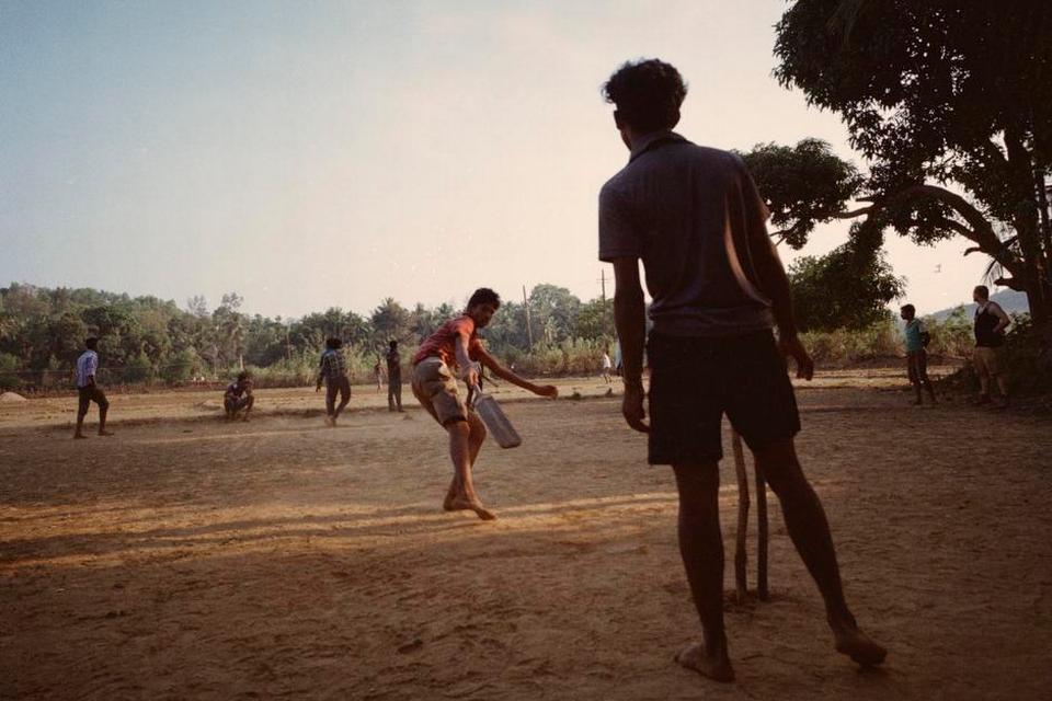 Gokarna, Karnataka. Solnedgang er i Indien lig med kricket. Landets nationalsport dyrkes overalt, hvor der er en tom plads eller en ubenyttet mark. Mange steder bruges spillet som en form for siesta. Når temperaturen falder, og solen er til at holde ud at dyrke sport i, kommer battene frem, og boldene bliver smidt. 