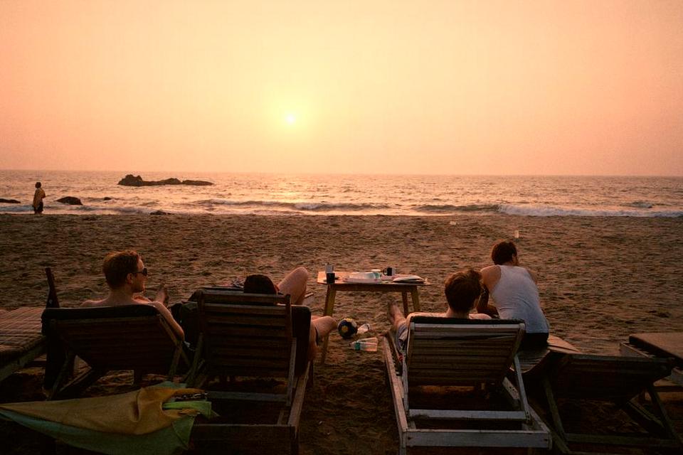 Arambol Beach, Goa. Tømmermænd kan være hårde at klare i 30 graders varme. Men så længe man har en strandstol, og det foregår på Arambol Beach, er det til at klare. Arambol er kendt som Nordgoas backpackerparadis. Her er et sprudlende natteliv, og det er et godt sted at slå sig ned, hvis man er i det festlige humør. Man kan dog gå rundt om pynten, godt en kilometers gang fra centrum, hvor stranden er mindre befærdet. Her er restauranter og mulighed for at bo i bungalows. 