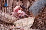 Landsby, Gokarna. I Gokarna har turismen ikke gjort sit store indtog endnu. Mange af de lokale har derfor de samme jobs som for 50 år siden; for eksempel denne kvinde, der sorterer rejer. 