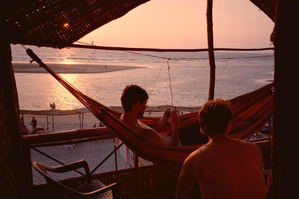 Mandrem Beach, Goa. Der er kun få hostels i den lille landsby Mandrem, der er et perfekt sted at trække stikket ud. Hos O'Saiba har man bygget eksklusive bungalows på toppen af restauranten. Et dobbeltværelse koster 300 kroner. 