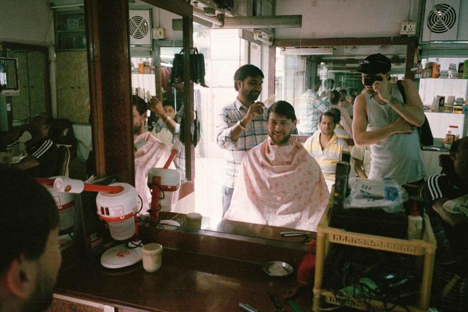 Mumbai, Maharashtra. En klipning kan varmt anbefales i Mumbai. Det kan gøres for under 10 kroner, og de er både dygtige og grundige. Og man kommer tættere på lokalbefolkningen. 