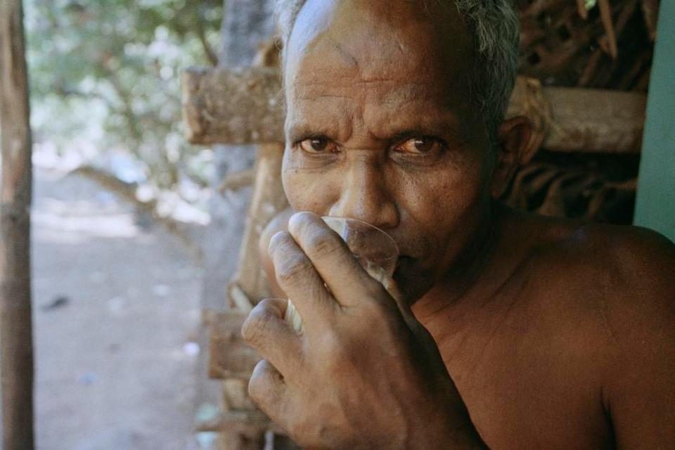 Endnu en stille vej i Gokarna. Chai består primært af sort te, ingefær, kardemomme, kanel og nelliker. Og masser af sukker. Grundet de friske krydderier er teen altid ekstra kraftig i smagen. Chai skal drikkes på gaden, hvor den smager bedst og koster mellem 50 øre og 1 krone. 