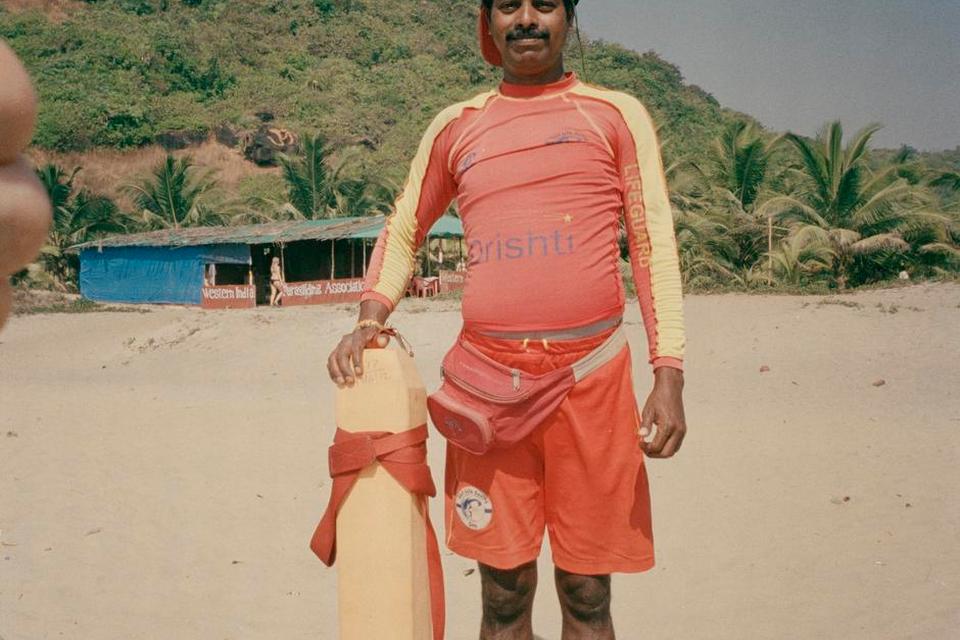 Arambol Beach, Goa. Livredderne kører deres helt egen stil. For det meste sidder de dog i skyggen og prøver at undgå solens varme stråler. Deres primære arbejde er at prøve at holde styr på lokale turister, der har fået for meget at drikke, og som ikke har helt styr på, hvordan man svømmer. 