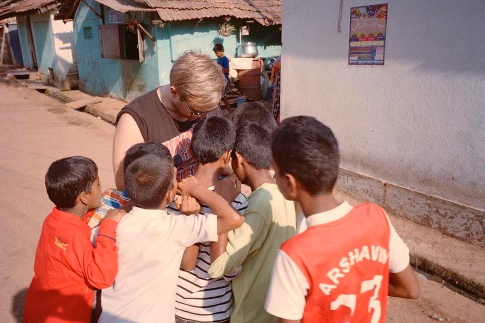 Chimpel, Panjim, Goa. I Goas eneste slum, Chimpel, der ligger godt 10 kilometer fra Goas hovedstad Panjim, skaber det stor opmærksomhed, når en hvid mand kommer forbi og tager billeder med sin smartphone. 