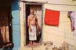 Chimpel, Panjim, Goa. Man kan se Chimpel fra hovedvejen, da slummens bliktage kigger frem mellem palmerne som en sydamerikansk favela på en bakketop. Der bor godt og vel 4000 mennesker her. 