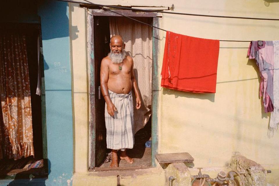 Chimpel, Panjim, Goa. Man kan se Chimpel fra hovedvejen, da slummens bliktage kigger frem mellem palmerne som en sydamerikansk favela på en bakketop. Der bor godt og vel 4000 mennesker her. 