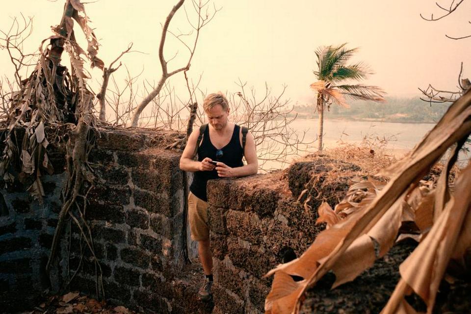 Udsigtsposten fra Redi Fort, Maharashtra. Redi Fort er en gammel portugisisk fæstning, der ligger fem kilometer fra færgelejet i Maharashtra, hvorfra man kan sejle til Goa. Det er ikke nemt at finde, men spørger man de lokale, skal det nok lykkes. Her er vilde aber og masser af fugleliv. 