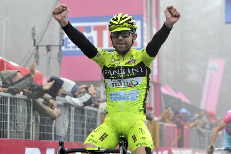 dopet. Mauro Santambrogio fejrer sejren på den uvejrshærgede 14. etape af Giro d'Italia. 