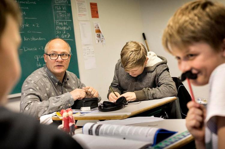 Skoleleder. Jan Bjergskov Larsen lader af og til elever på skolen sidde alene med delvist opsyn af en lærer, der underviser en anden klasse. 