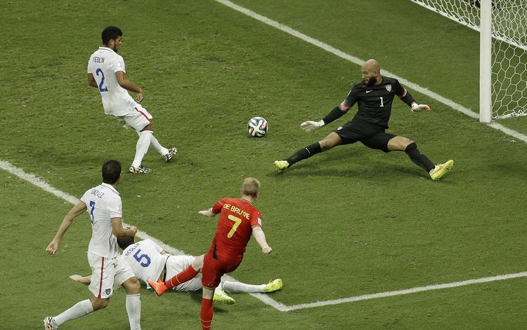 erfaren. Everton-målmand Tim Howard (th) i kamp for det amerikanske landshold mod Belgien ved VM. 