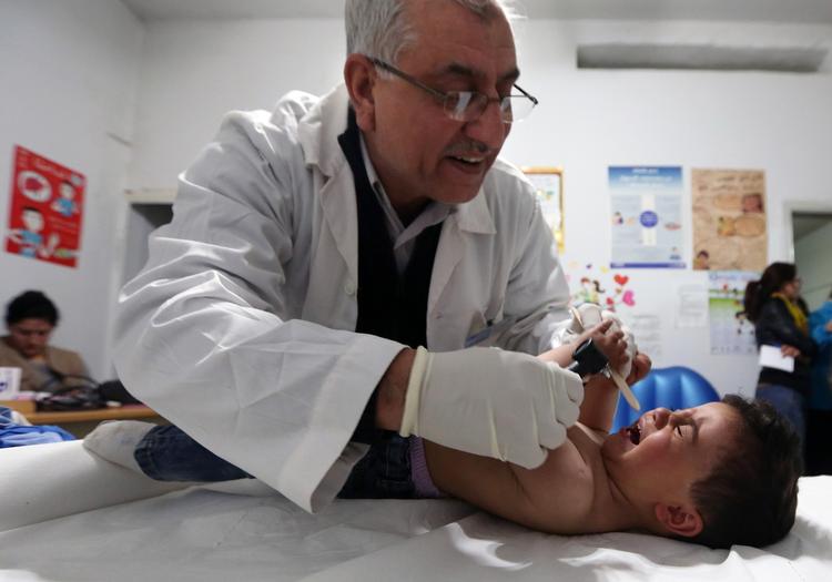 SYRIEN. »I Syrien er én million mennesker blevet såret som et direkte resultat af krigen. Man kan se det i landet, når man rejser rundt. Man ser mange med amputerede lemmer«, siger WHO's repræsentant i Syrien, Elizabeth Hoff. 
