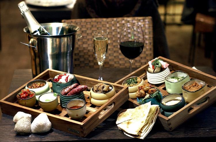 Nytår. Hvis man ikke selv kan overskue nytårsmiddagen, så kan man jo overlade det til professionelle. 