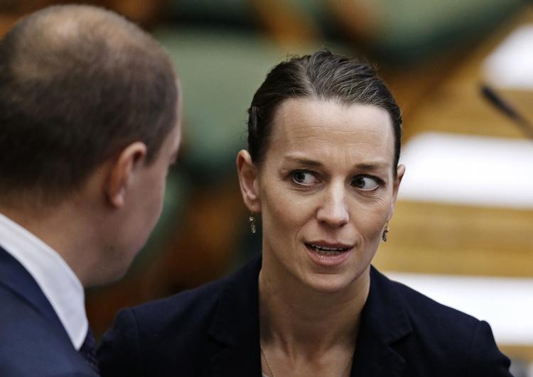 Luftkvalitet. Miljøminister Kirsten Brosbøl (S) forsvarer beslutningen om at flytte målestationer længere væk fra trafikken. 