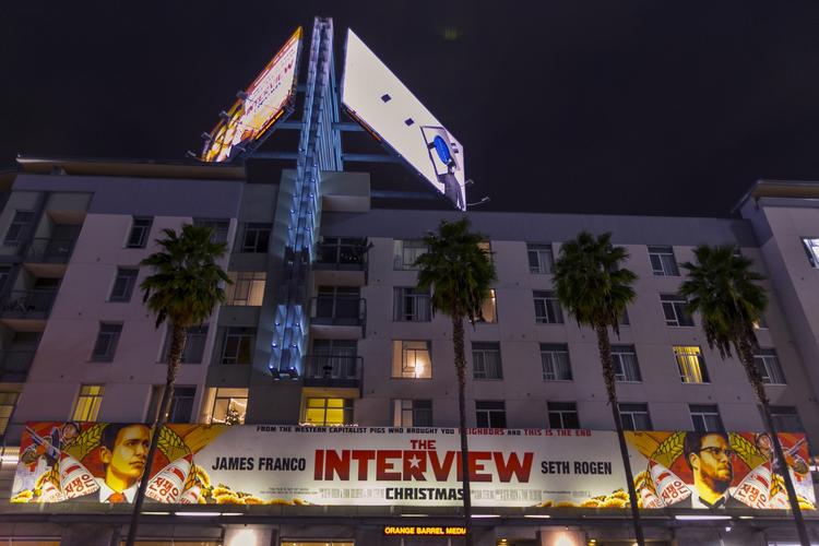 Billboard. Et stort banner for den satiriske 'The Interview' pryder Arclight-biografen i Los Angeles, hvor der skulle have været premiere. 