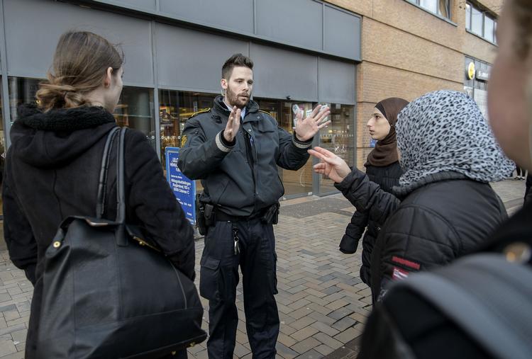 Sikkerhed. Fyns Politi måtte i eftermiddag afspærre og evakuere Odense banegård efter en bombetrussel. Her til aften er alarmen afblæst. 