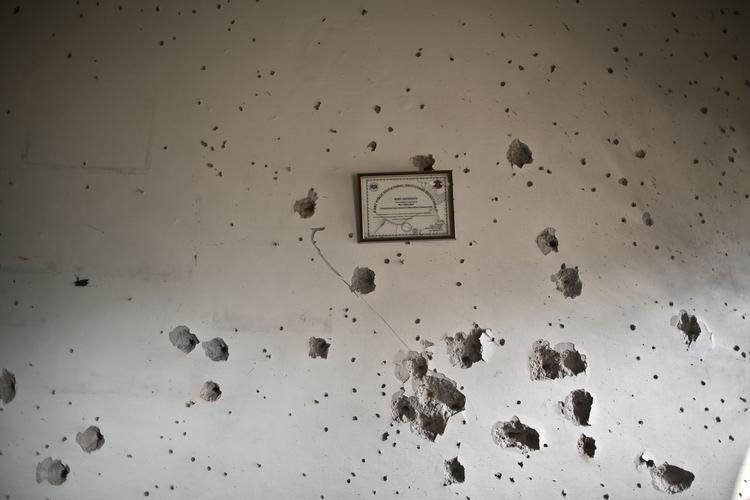 MASSAKRE. Skudhullerne vidner om talebanterroristernes vildskab under angrebet på de mange børn i skolen. Nu reagerer Pakistan med henrettelser og militæroffensiv mod de militante islamister. 