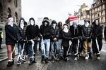 OPRÅB. De demonstrerende eritreere ønsker at politikere og almindelige danskee skal få kendskab til forholdene i deres hjemland. De er lænket som kommentar til forholdene i de eritreiske fængsler. 