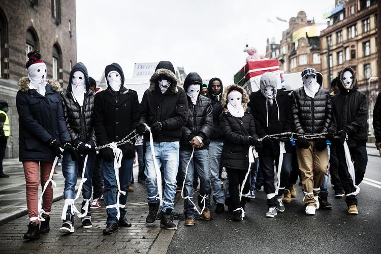 OPRÅB. De demonstrerende eritreere ønsker at politikere og almindelige danskee skal få kendskab til forholdene i deres hjemland. De er lænket som kommentar til forholdene i de eritreiske fængsler. 