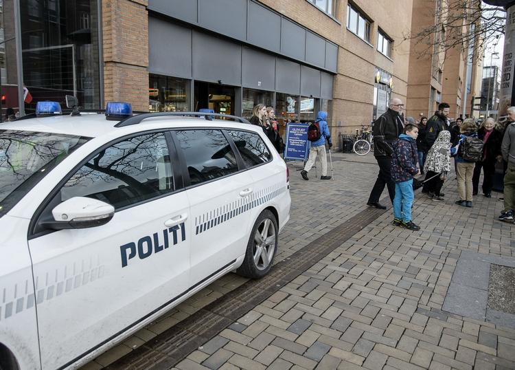 Evakueret. En  bombetrussel mod Odense Banegård har i dag medført standset togtrafik og evakuering af banegårdscentret. 