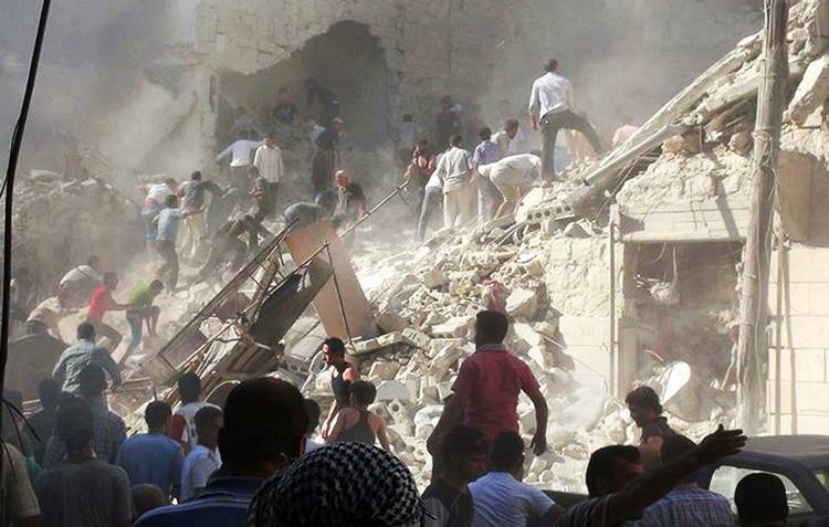 Krigsskader. Lokale i ruinerne efter de vedvarende kampe i Aleppo i Syrien. 