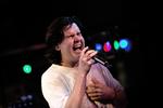 Personlighed, Lukas Graham er kendt for at spille i undertrøje og få sveden til at løbe ned ad væggene. 
