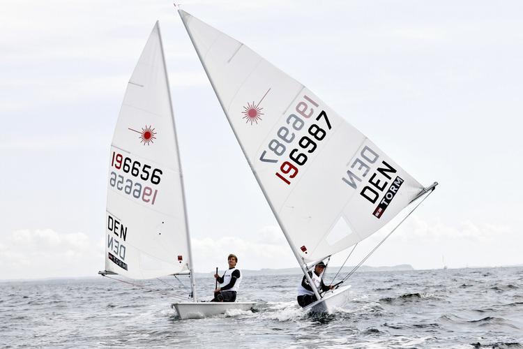 OL-billet. Thorbjørn Schierup (th) har sikret Danmark en kvoteplads i laserjolle ved Ol i Rio om små to år. 