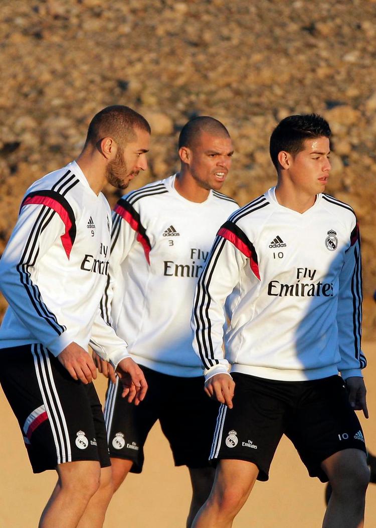 favoritter. Real Madrid-spillerne Karim Benzema, Pepe og så en af Sydamerikas bedste spillere, James Rodríguez fra Colombia (th.), forberedte sig fredag på at gøre det svært for San Lorenzo i aftenens finale, der bliver spillet på Grand Stade i Marrakech. 