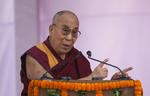 Fredsikon. Dalai Lama bor i Indien. Her ses han under en tale på et universitet i New Delhi. 