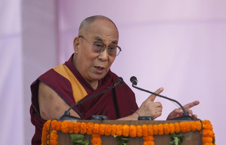 Fredsikon. Dalai Lama bor i Indien. Her ses han under en tale på et universitet i New Delhi. 