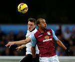 Fight. Uniteds Phil Jones (tv) i nærkamp med  den senere udviste Gabriel Agbonlahor. 