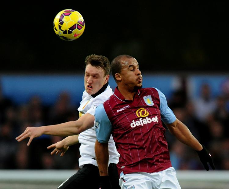 Fight. Uniteds Phil Jones (tv) i nærkamp med  den senere udviste Gabriel Agbonlahor. 